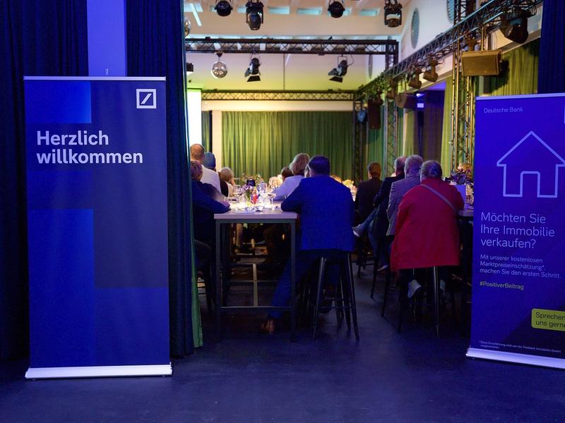 Empfang mit Willkommens-Aufstellern zum Kundenabend in der Eventlocation Wetthalle Neuss