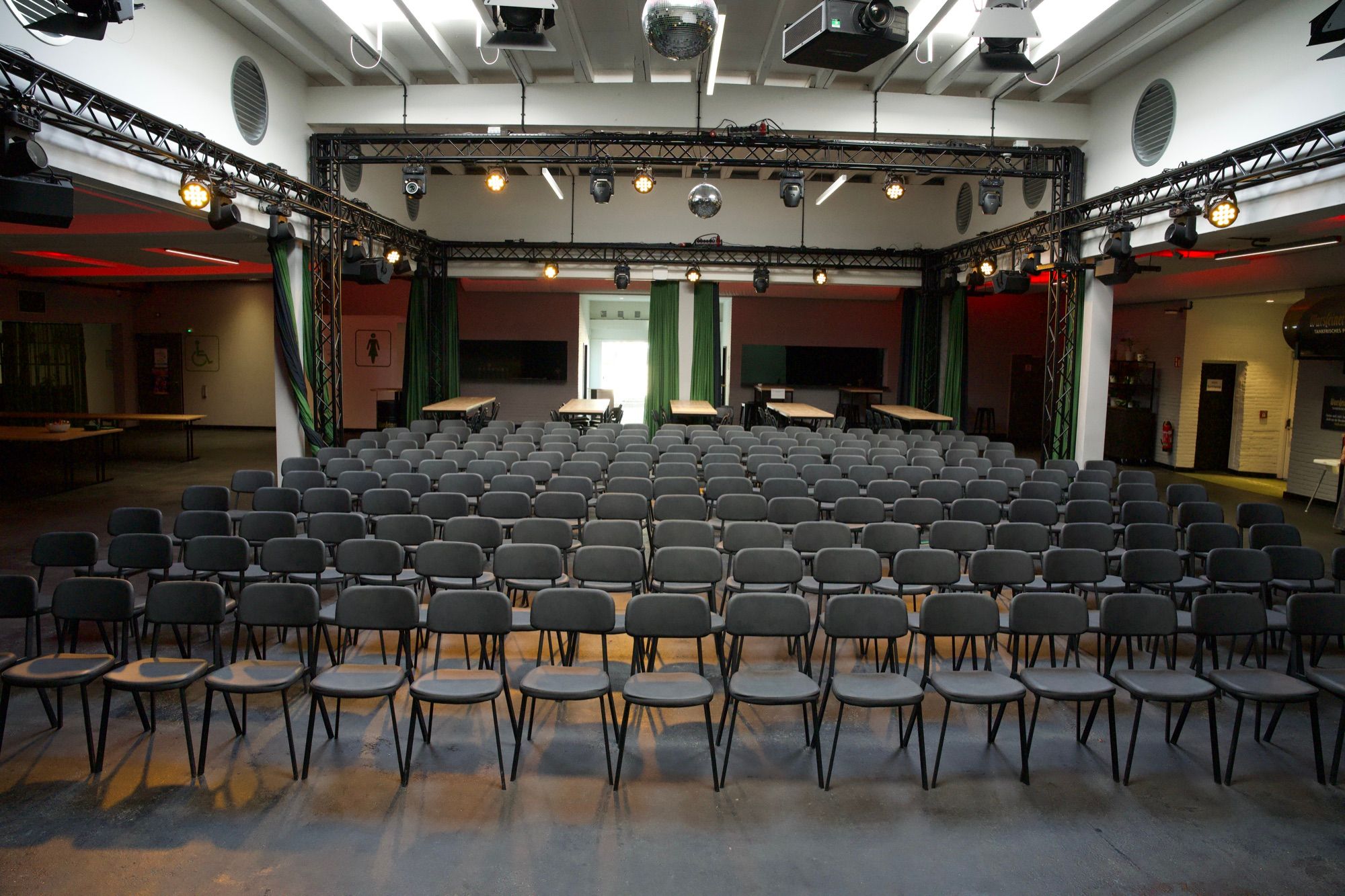 Stuhlreihen in der Wetthalle mit Blick von der Bühne in den Saal