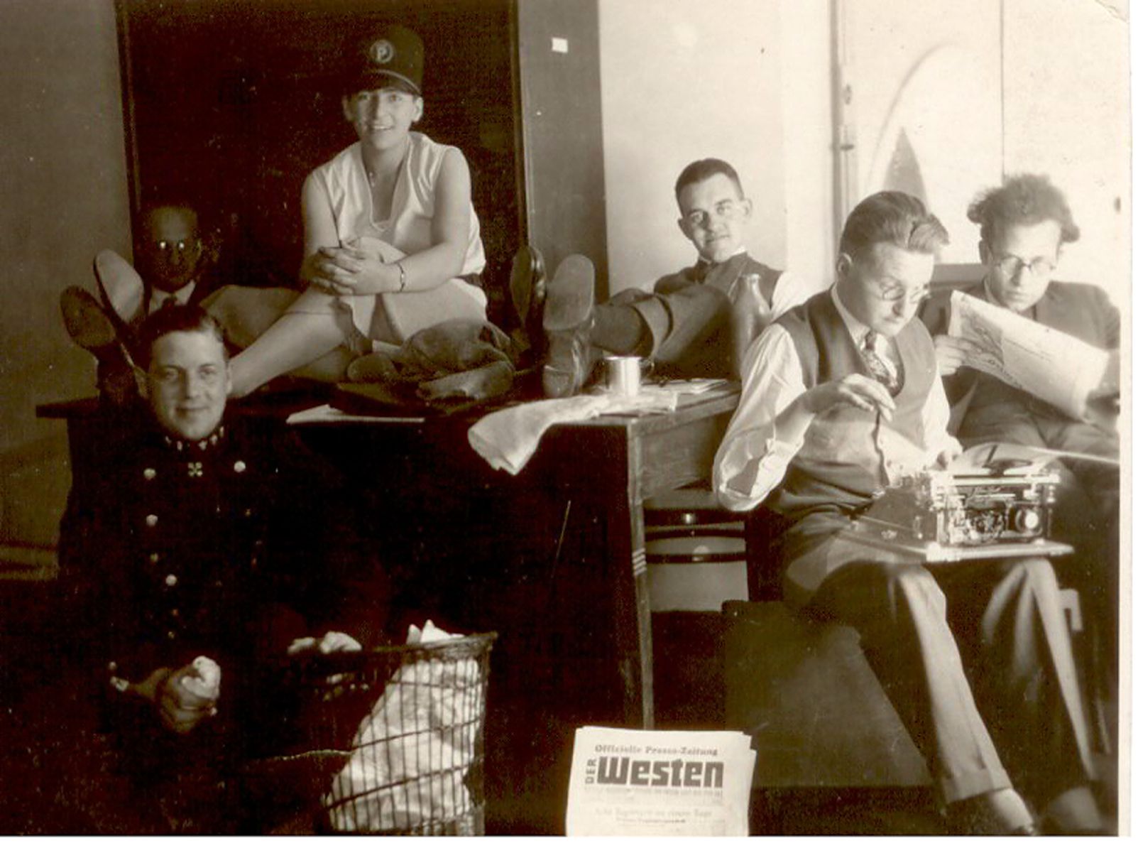 Beatrice Bruckner (oben links) und Albert Vigoleis Thelen (rechts neben ihr) lernten sich 1928 auf der „Pressa“ in Köln kennen