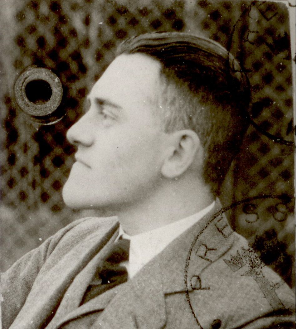 Portrait-Foto aus dem Ausweis zur Medienausstellung „Pressa“ von 1928