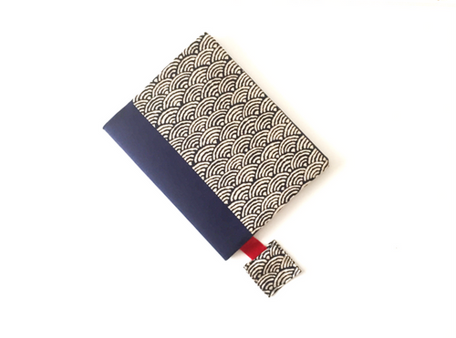 Couvre cahier seigaiha bleu marine