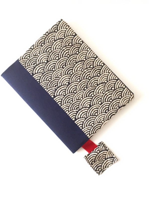 Couvre cahier seigaiha bleu marine