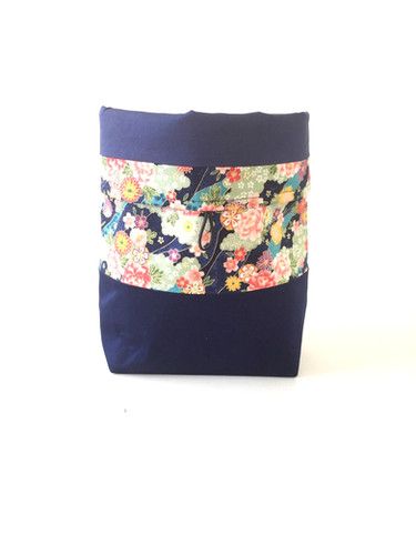 Trousse/panier bleu et fleurs multicolores