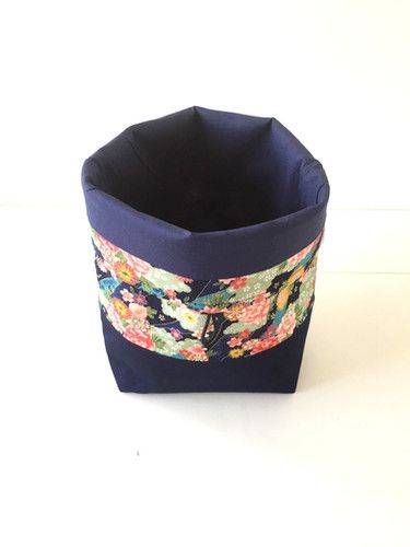 Trousse/panier bleu et fleurs multicolores