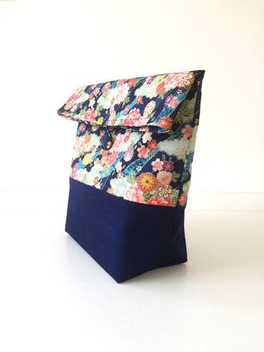 Trousse/panier bleu et fleurs multicolores