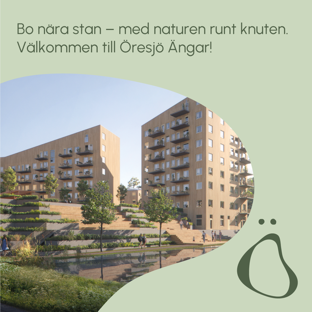 Två rektangulära hus med balkonger mot en innergård med träd och buskar. En stor trappa där människor kan sitta och fika framför en damm med vatten. Runtom bilden är en ljusgrön bakgrund med bildtexten "Bo nära stan - med naturen runt knuten. Välkommen till Öresjö Ängar" i högra hörnet ett mörkgrönt Ö som är loggan. 