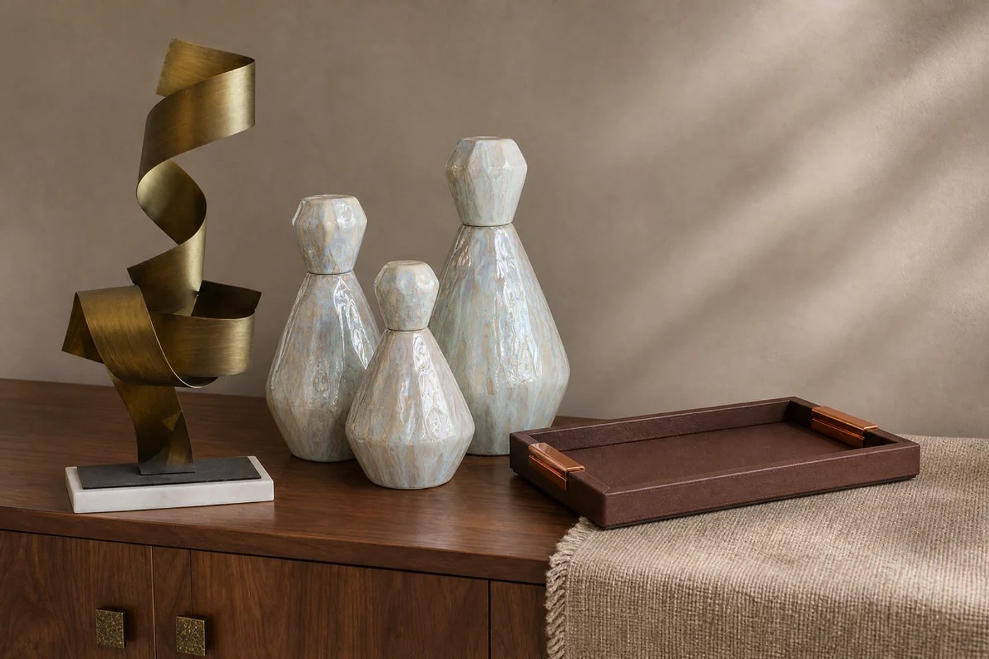 Materiales y texturas para una oficina elegante con cerámica, latón, madera y bandeja café.