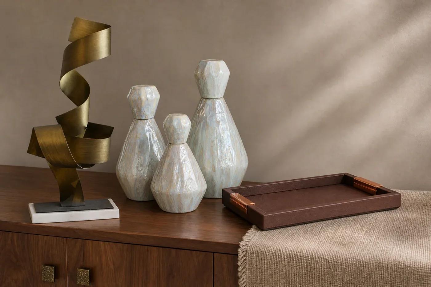 Materiales y texturas para una oficina elegante con cerámica, latón, madera y bandeja café.