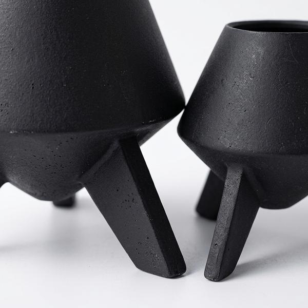 Jarrón pequeño negro en ceramica tallado - Imagen 3