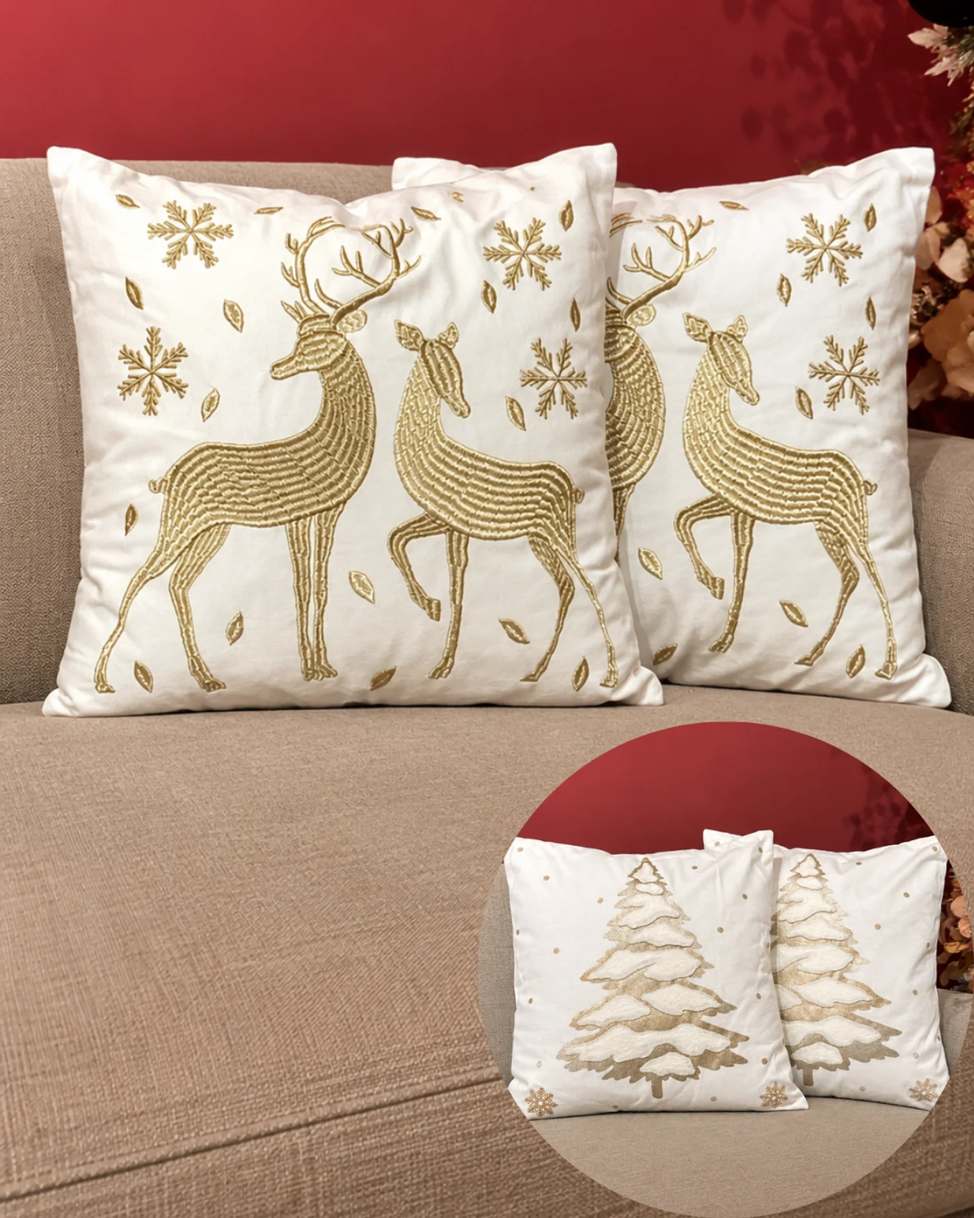 Sofá beige con dos cojines navideños de renos dorados y estrellas frente a una pared roja.