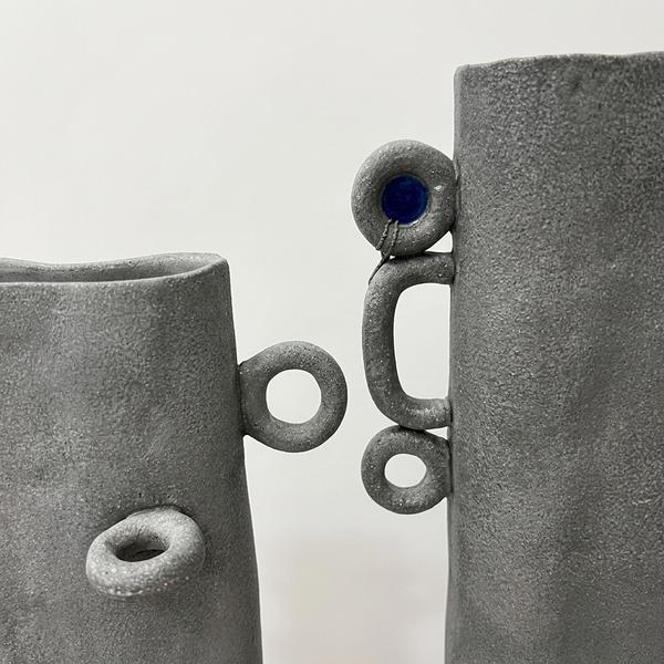 Jarrón pequeño gris raton en ceramica tallado con errajes - Imagen 2