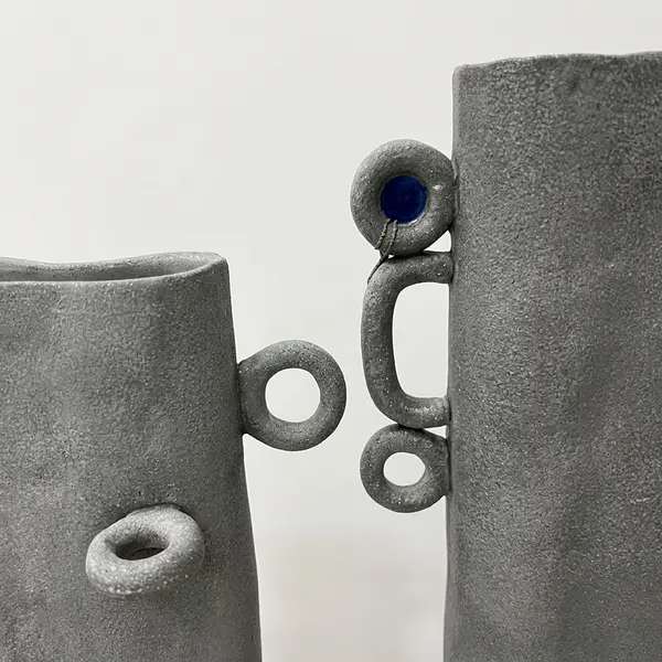 Jarrón pequeño gris raton en ceramica tallado con errajes - Vista secundaria