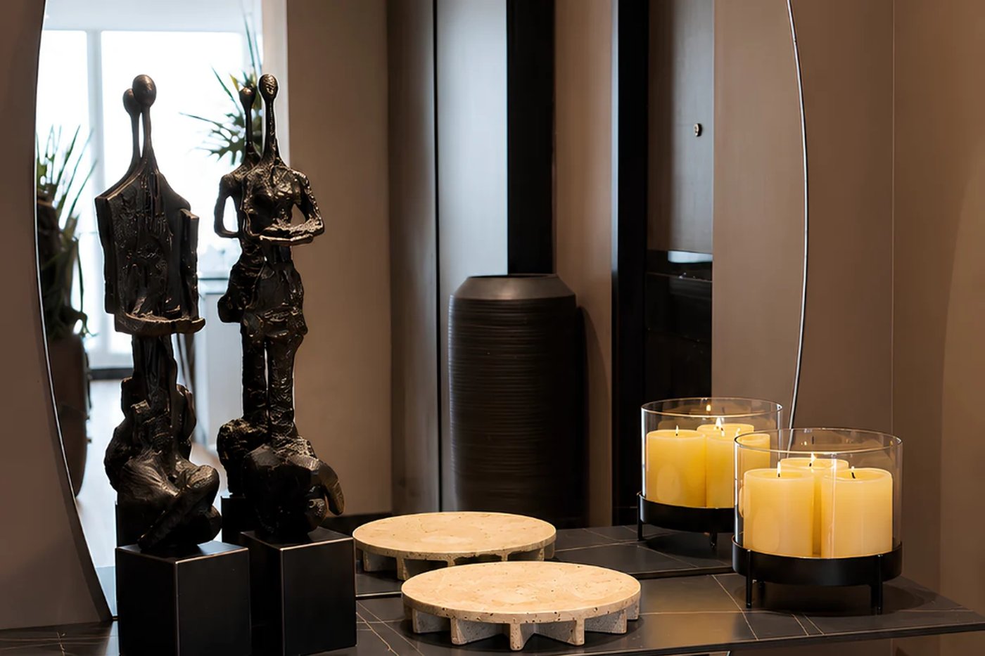 Sala cálida con luz suave, textiles naturales y objetos decorativos en equilibrio.