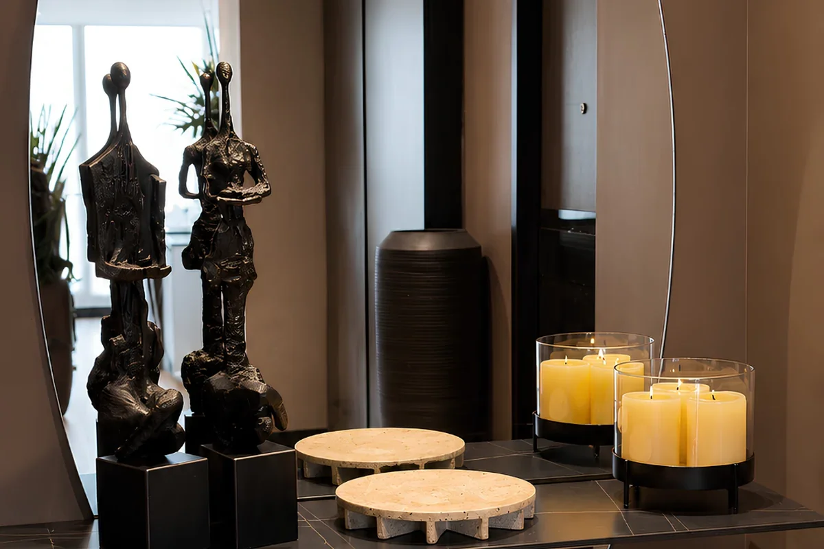 Sala cálida con luz suave, textiles naturales y objetos decorativos en equilibrio.