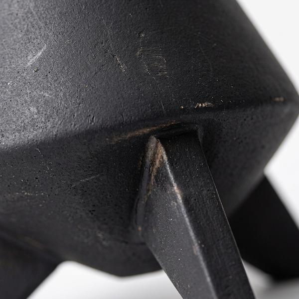 Jarrón pequeño negro en ceramica tallado - Imagen 4