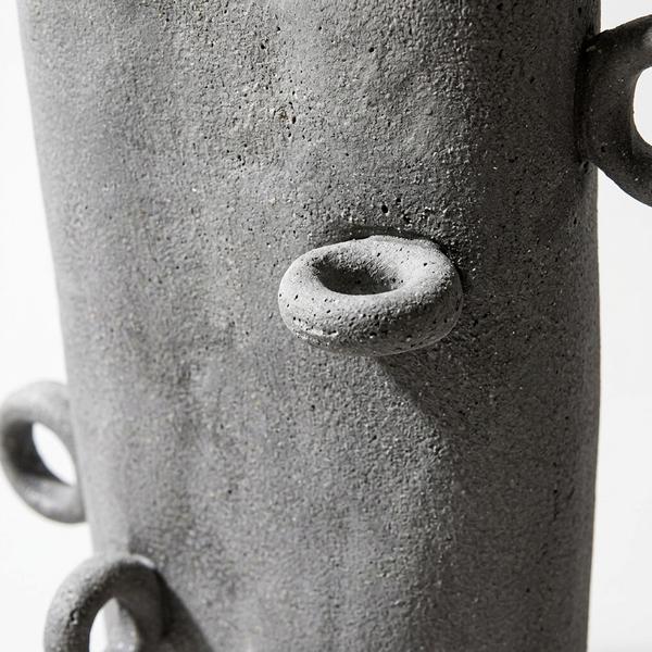 Jarrón pequeño gris raton en ceramica tallado con errajes - Imagen 5