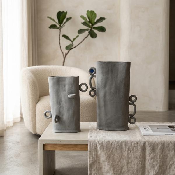 Jarrón pequeño gris raton en ceramica tallado con errajes - Imagen 1
