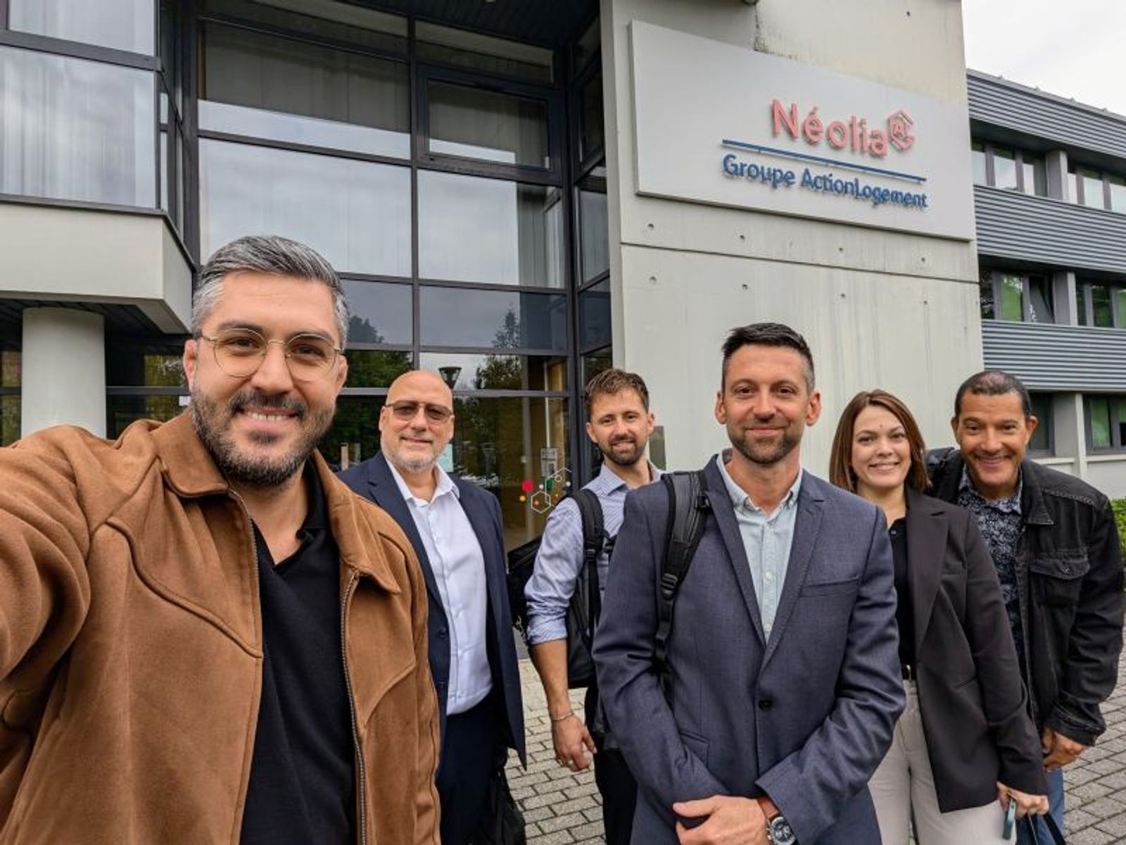 Vincent Ledig, Cyril Vescan et les autres membres devant les locaux de Néolia (groupe Action Logement) à l'issue de la mission d'audit, septembre 2026