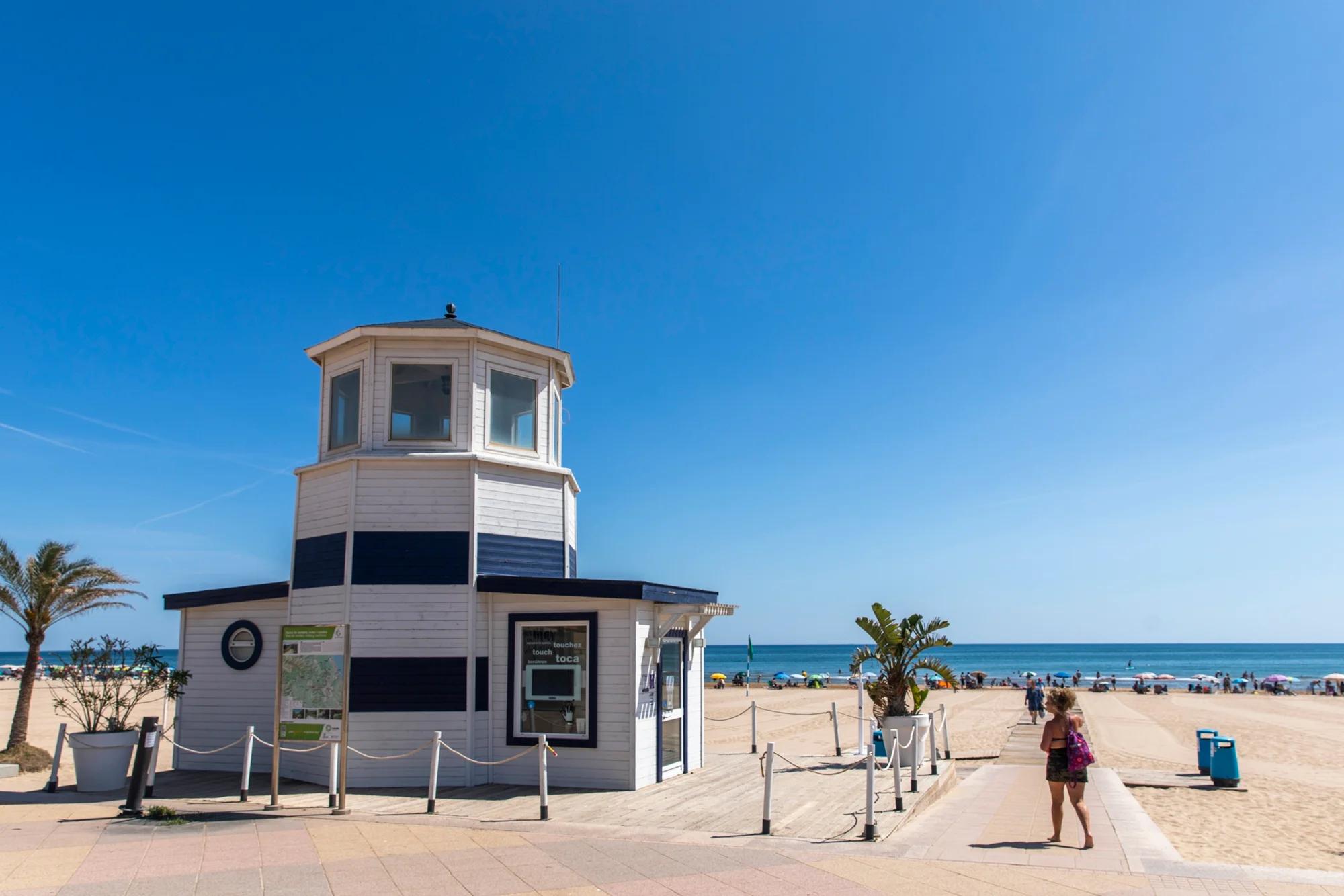 Puesto de información en la Playa de Gandía