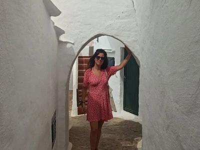 Foto de Paula, posando vestida con un vestido rosa