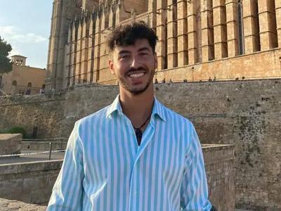 Foto de Arnau posando vestido con una camisa celeste y blanca
