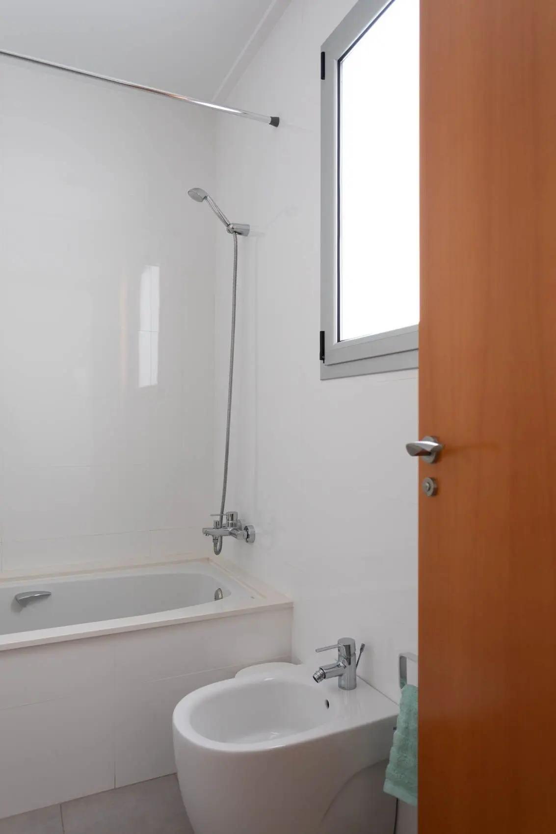 Baño en suite del dormitorio principal de la casa de de la Playa de Miramar
