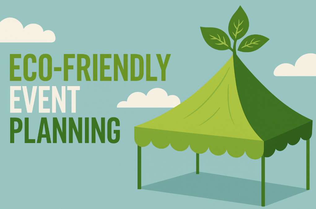 Ilustracja przedstawia zielony namiot z liśćmi wyrastającymi z jego szczytu, symbolizujący ekologiczne planowanie wydarzeń. Obok widnieje napis „Eco-friendly event planning” na tle błękitnego nieba z chmurami.