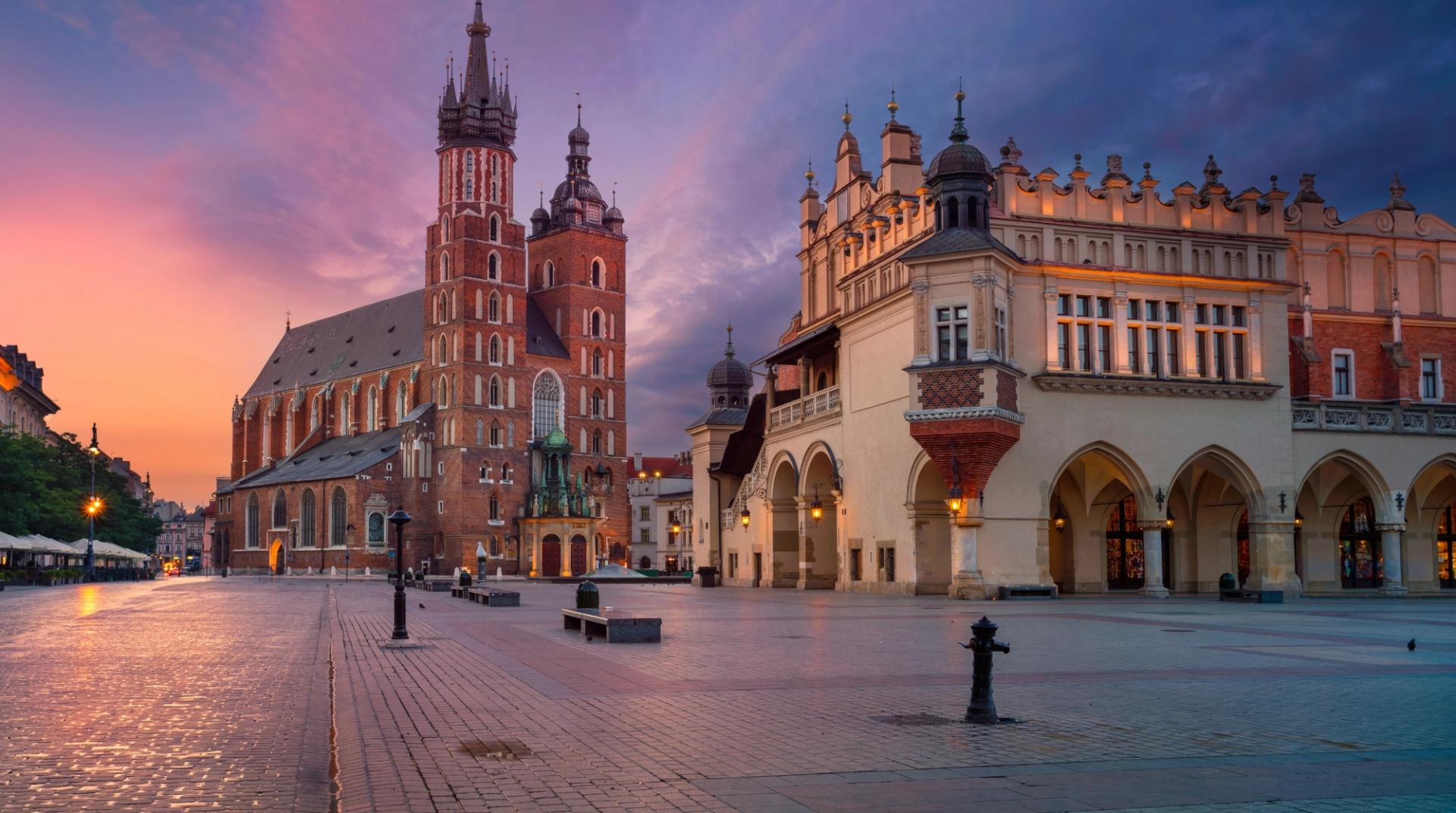 Panorama Krakowa z dachami Starego Miasta i wieżami kościołów