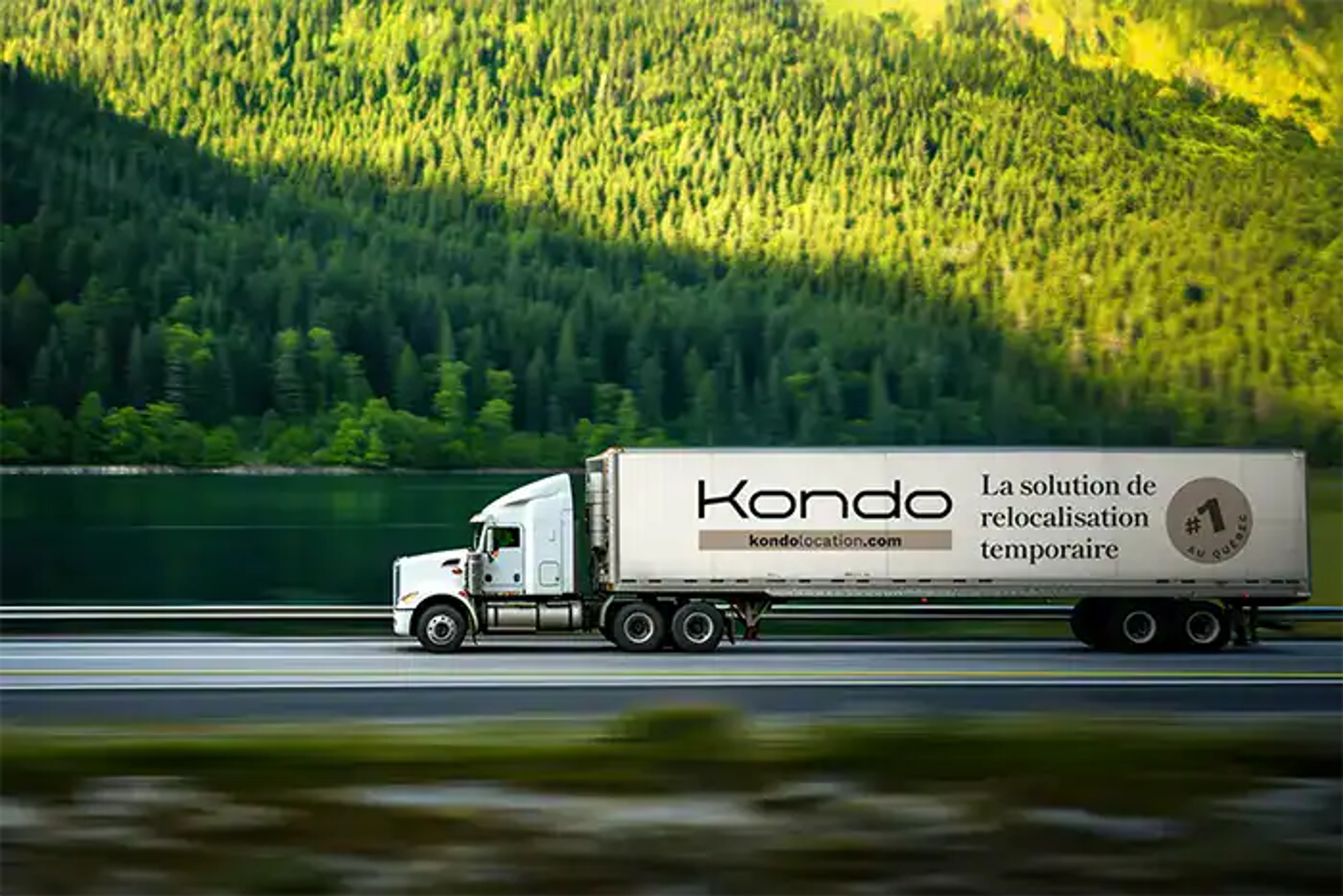 Camion Kondo « La solution de relocalisation temporaire » sur une route en forêt