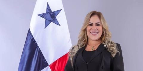 Shirley Castañedas, diputada y presidenta de la Asamblea Nacional, junto a la bandera de Panamá. Retrato oficial.