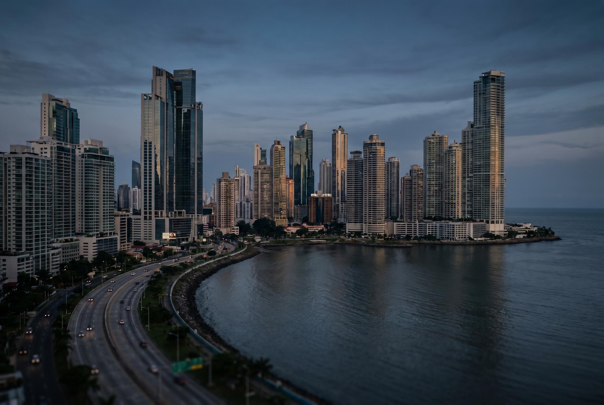El perfil urbano de la Ciudad de Panama sobre la bahia