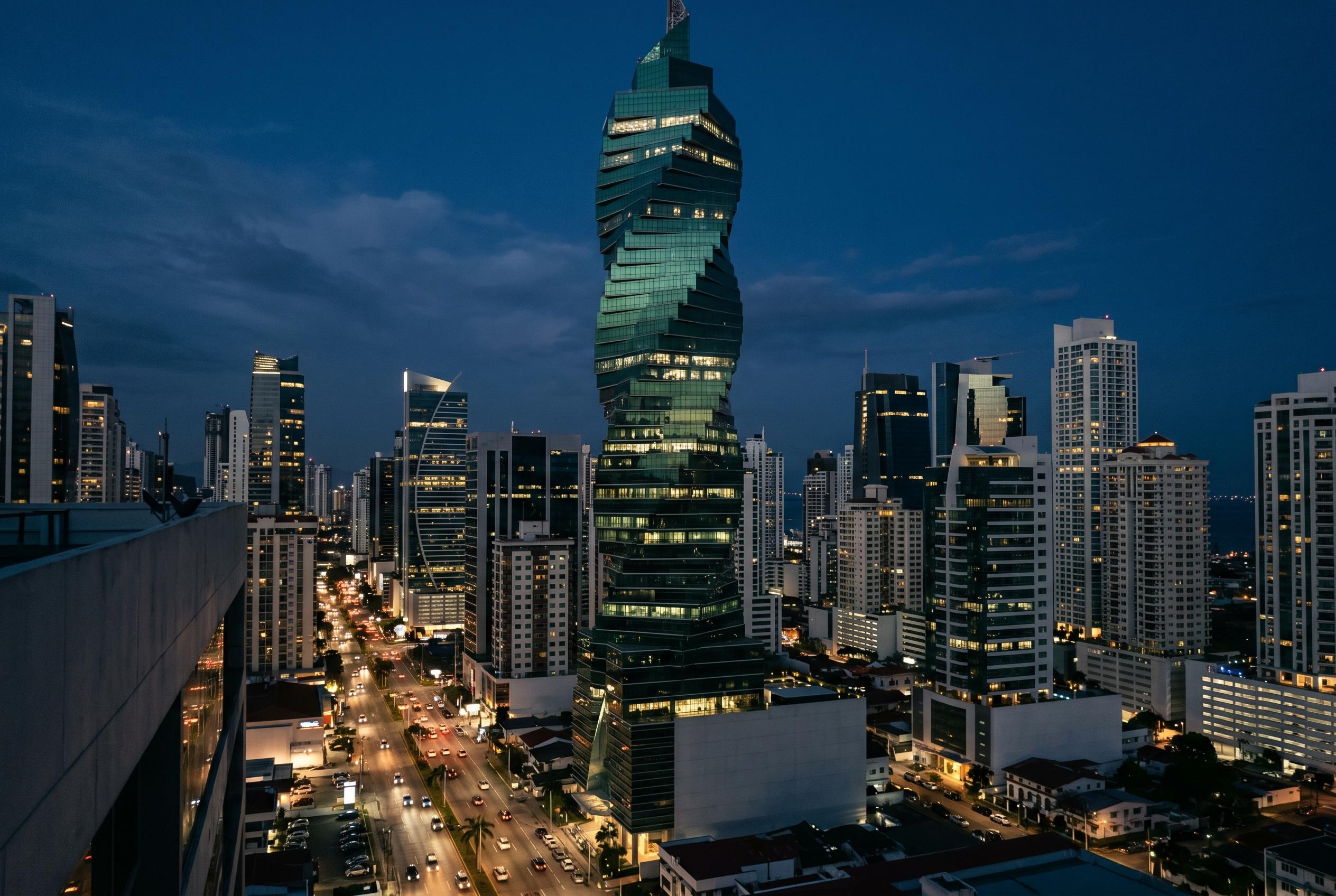 La Torre F&F (El Tornillo) en el distrito financiero