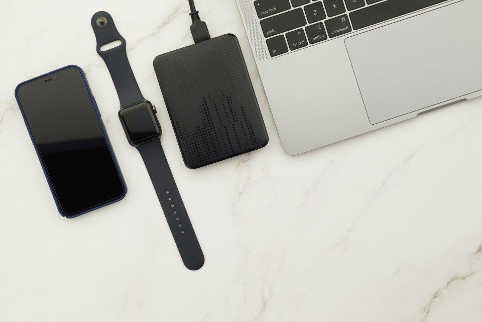 Disco duro externo junto a un portátil, listo para guardar una copia de seguridad de WordPress