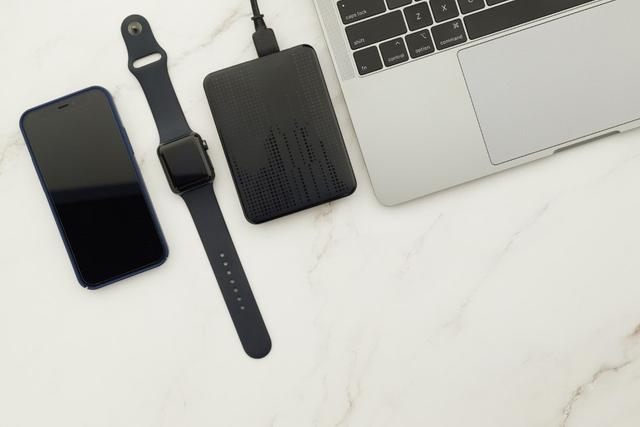 Disco duro externo junto a un portátil, listo para guardar una copia de seguridad de WordPress