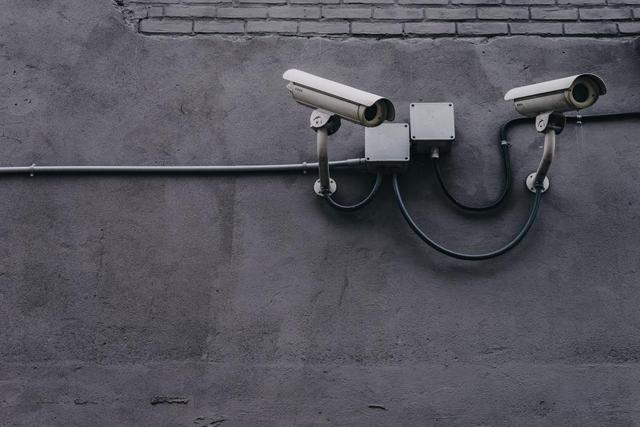 Cámaras de seguridad instaladas en una pared
