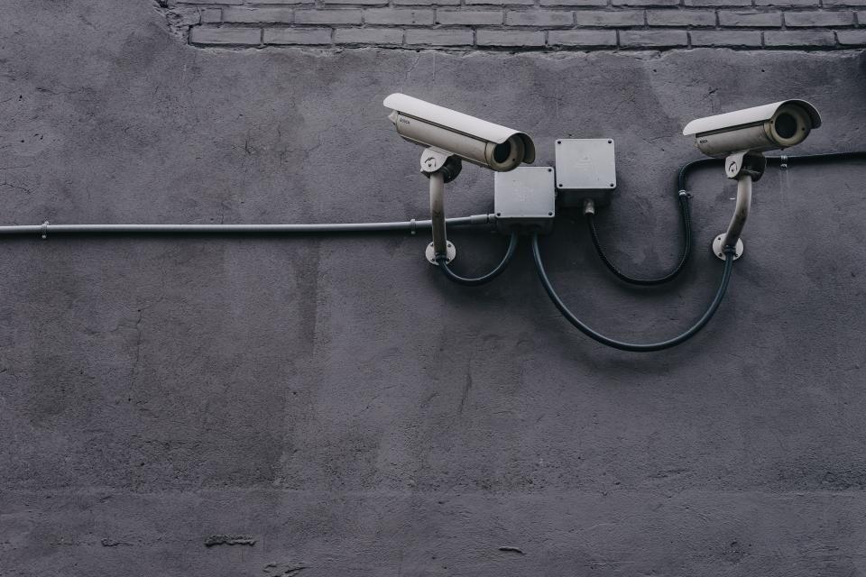 Cámaras de seguridad instaladas en una pared