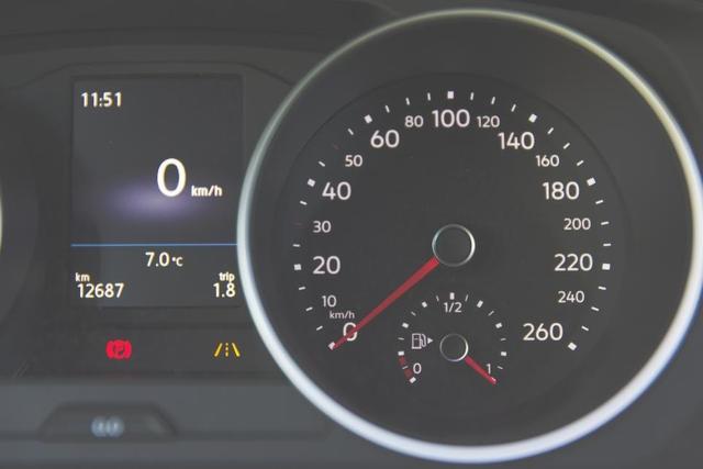 Velocímetro de un carro que representa la velocidad de carga de una web