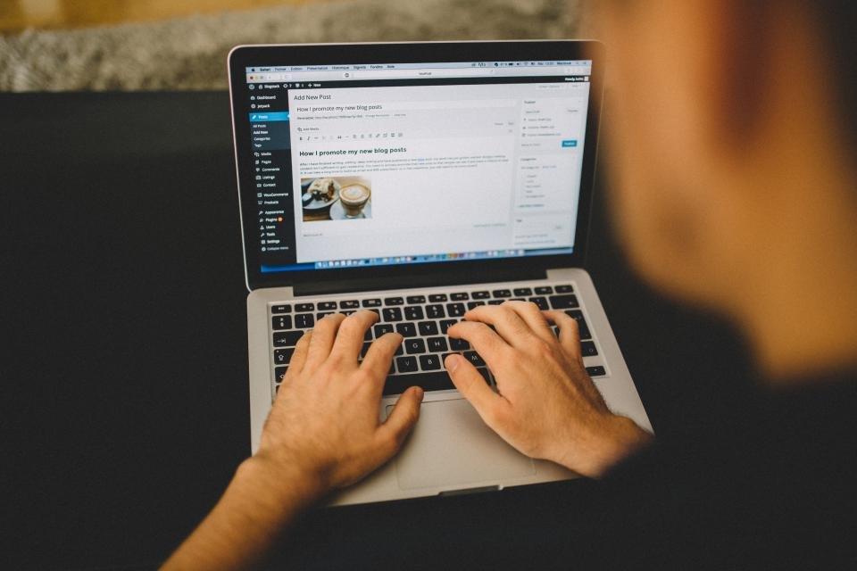 Persona trabajando en el escritorio de WordPress desde su portátil
