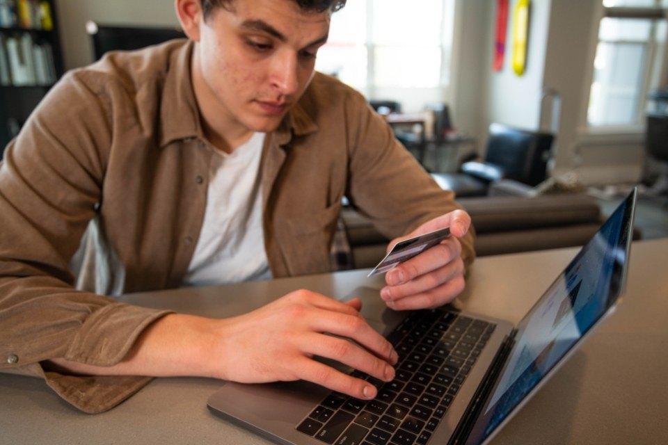 Cliente pagando con tarjeta en una tienda WooCommerce desde su portátil
