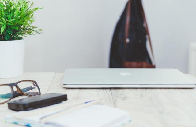 Portátil cerrado sobre un escritorio, como una web en pausa por mantenimiento