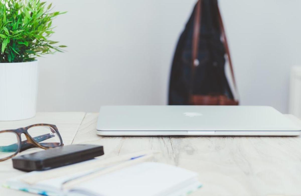 Portátil cerrado sobre un escritorio, como una web en pausa por mantenimiento