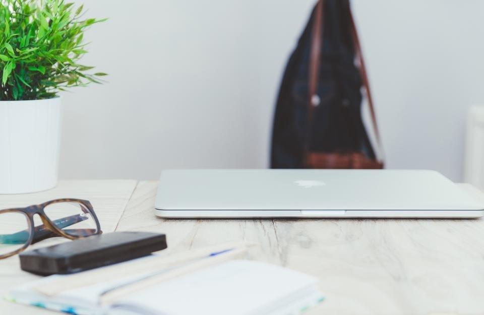 Portátil cerrado sobre un escritorio, como una web en pausa por mantenimiento