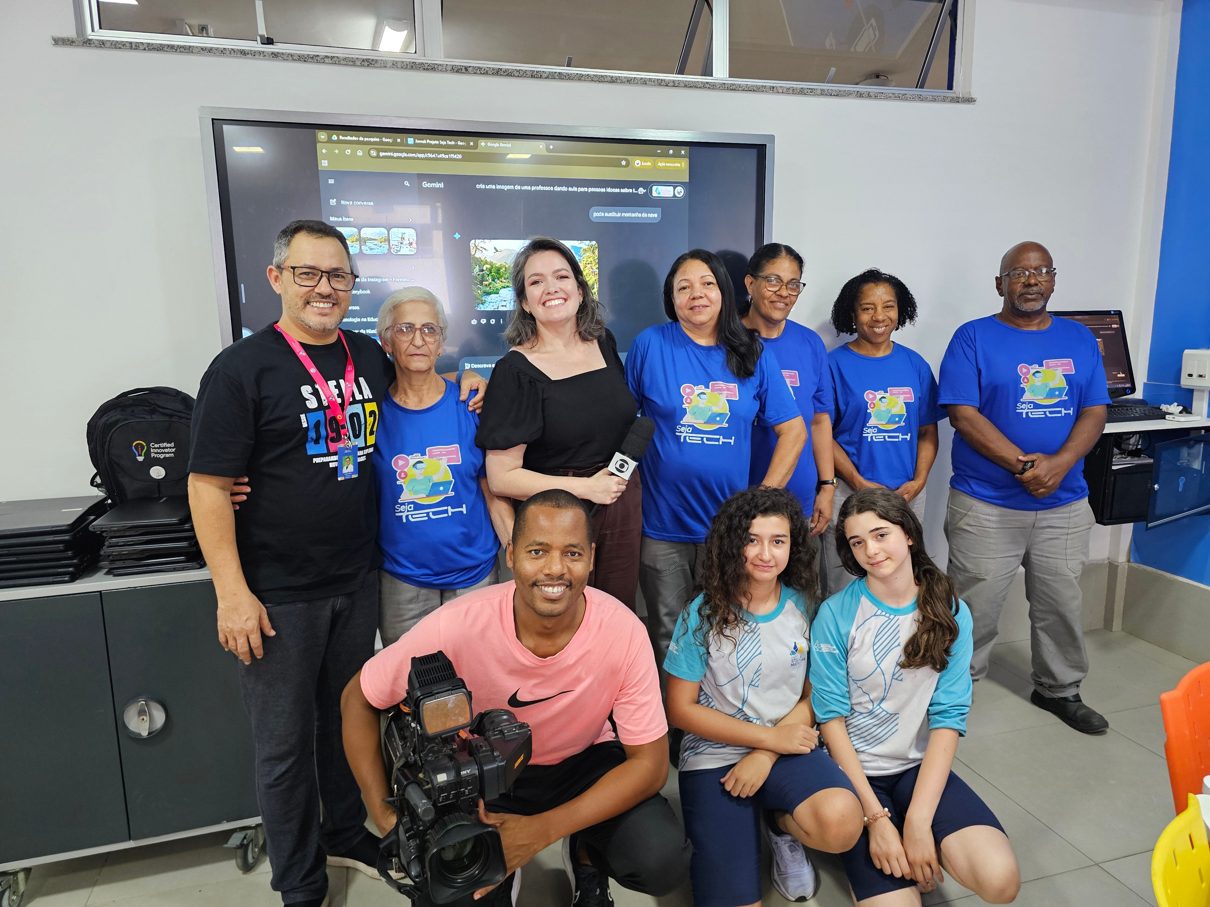 Colaboradores, estudantes e equipe de TV posam na Sala Interativa durante atividade do Seja Tech