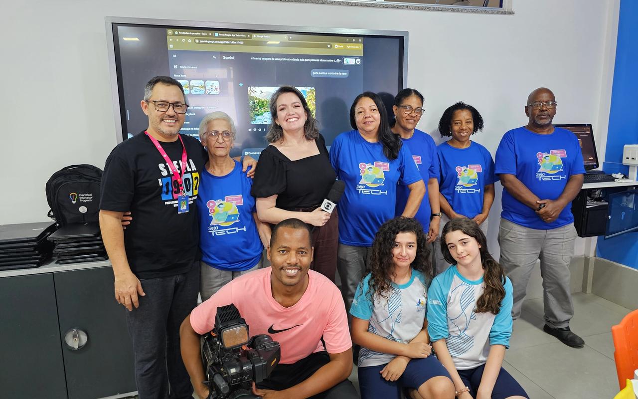 Colaboradores, estudantes e equipe de TV posam na Sala Interativa durante atividade do Seja Tech