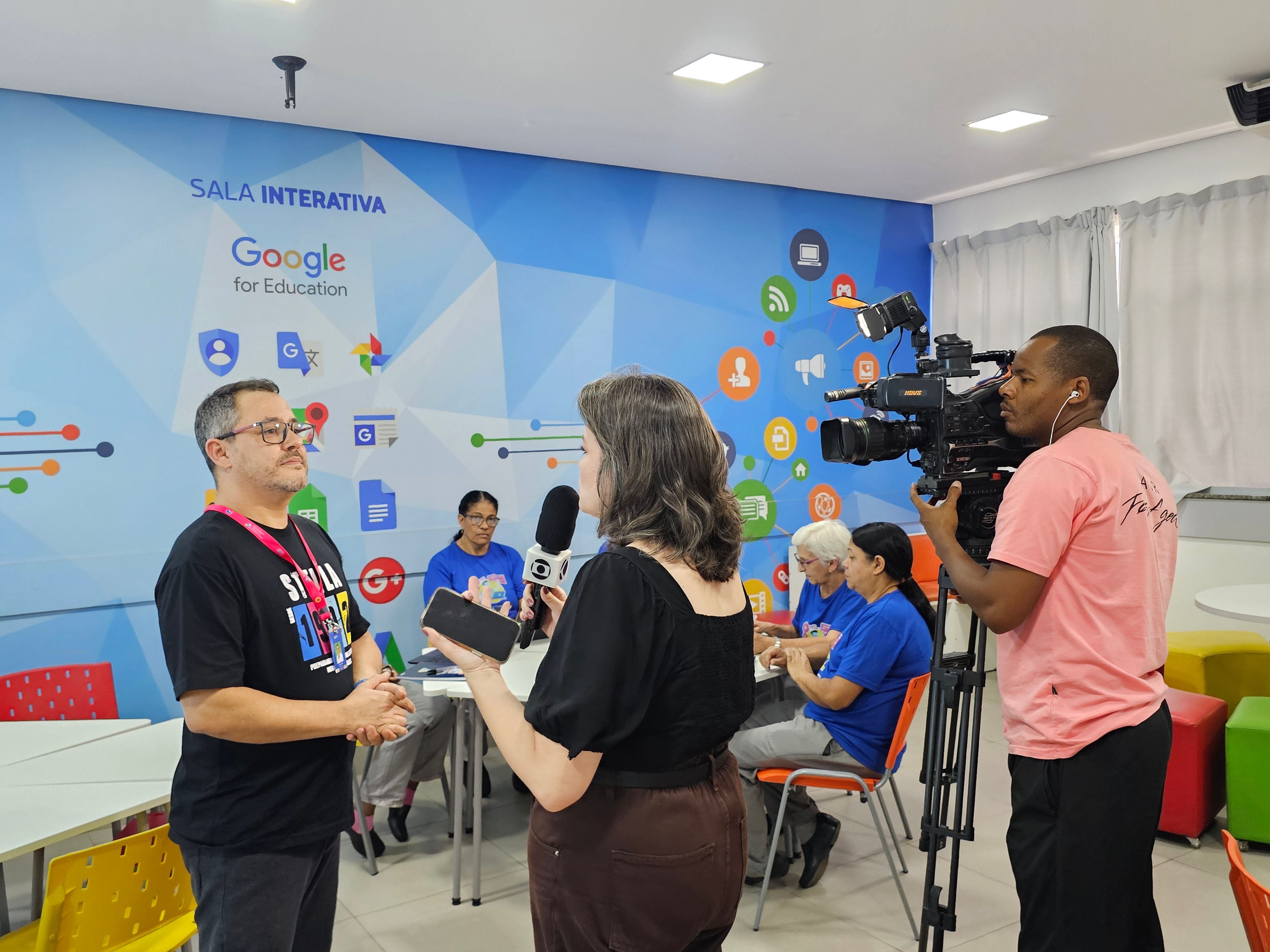 Coordenador de tecnologia educacional concede entrevista à equipe de TV na Sala Interativa