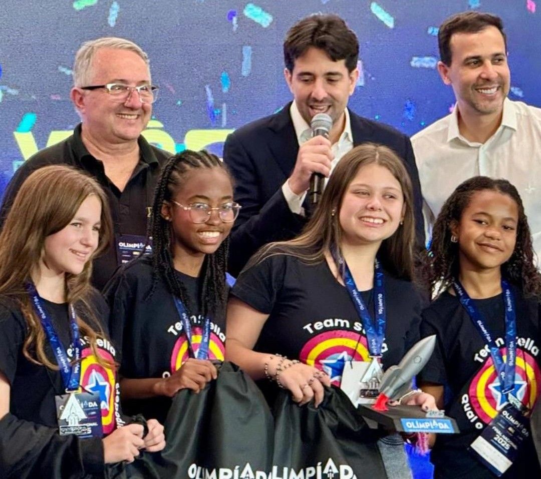 Integrantes da equipe UniSaúde exibem medalhas e troféu na Olimpíada de Empreendedorismo 2025