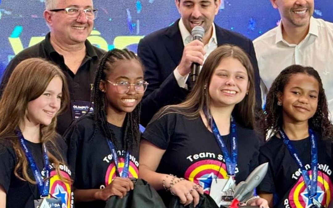 Integrantes da equipe UniSaúde exibem medalhas e troféu na Olimpíada de Empreendedorismo 2025