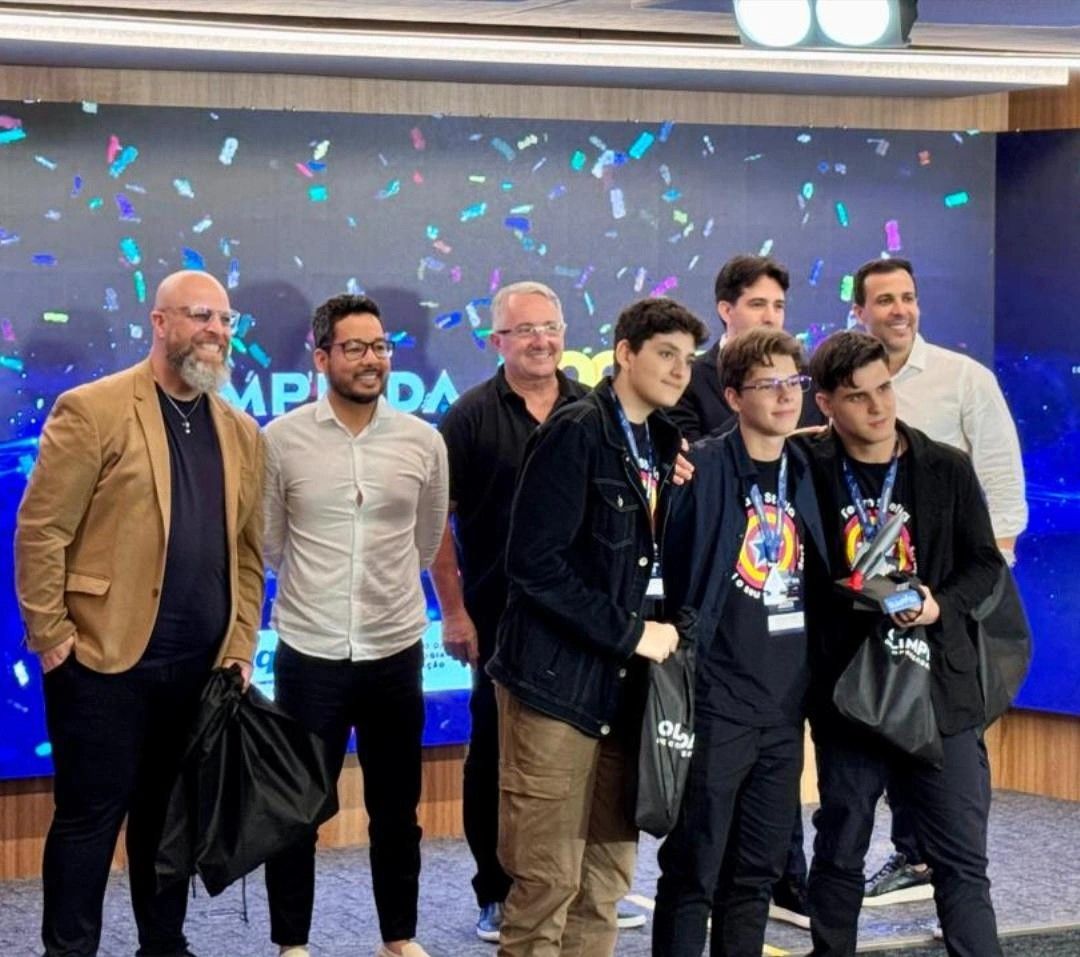 Integrantes da equipe EvoGym posam com troféu e medalhas na etapa nacional da Olimpíada de Empreendedorismo 2025