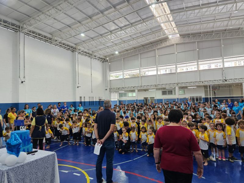 Alunos da Educação Infantil e dos Anos Iniciais reunidos na quadra para os 123 anos do Stella Matutina