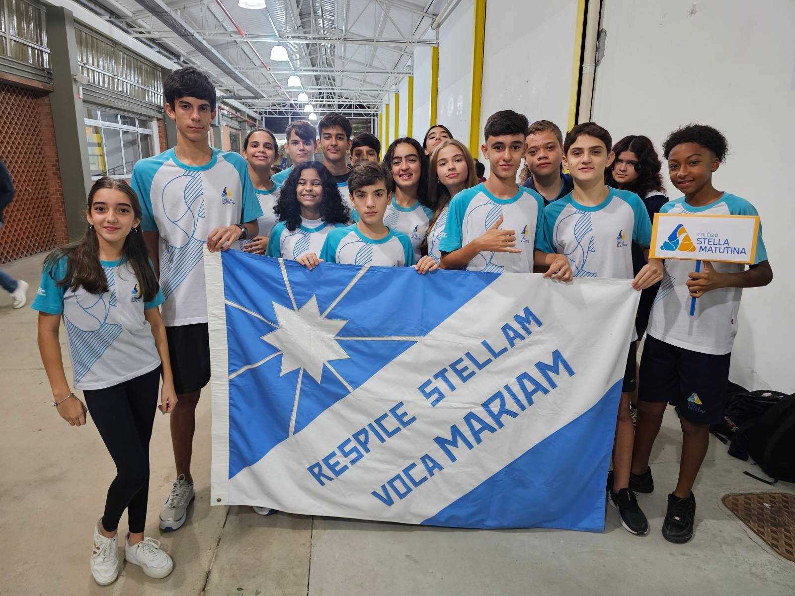 Estudantes do Stella Matutina seguram a bandeira do colégio nos III Jogos das Escolas Católicas